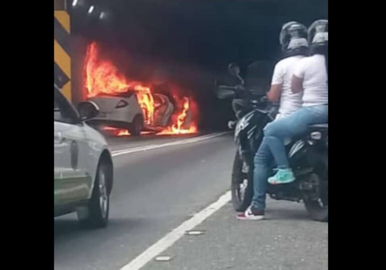 Incendio de vehículo en entrada del túnel Boquerón 2