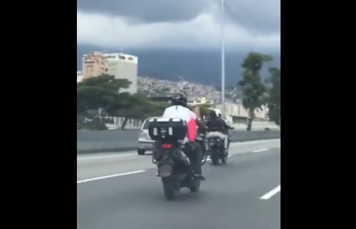 ¡Amor al límite! Enamorados en moto se hicieron virales en Caracas (VÍDEO)