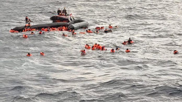 Bote naufragó frente a las costas de Libia y dejó al menos 15 muertos