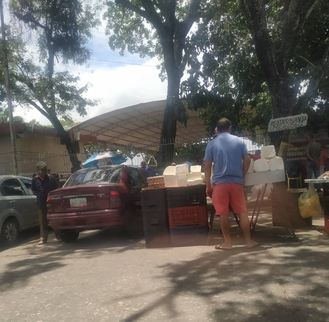 Exigen reubicación de buhoneros en avenida Aranzazu