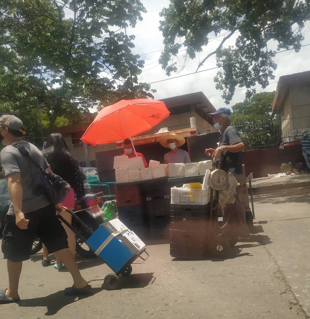 Exigen reubicación de buhoneros en avenida Aranzazu