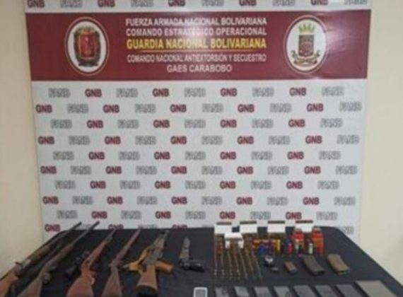Lote de armas incautado dentro de una finca en Guacara