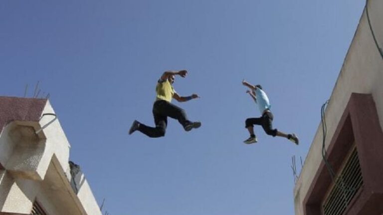 ¡Peligroso! Niños practican “parkour” sobre un edificio de 15 pisos (+video)