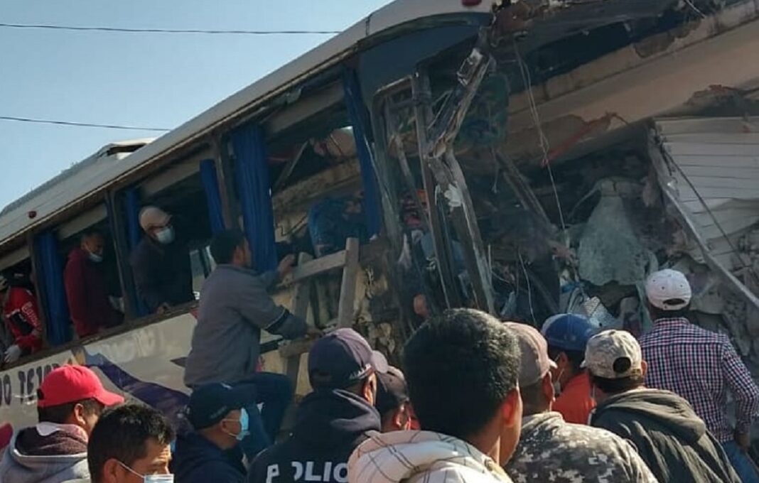 México: Al menos 20 muertos luego de un autobus chocó contra una vivienda