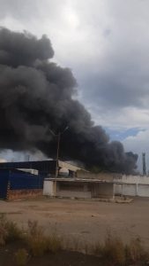 Incendio en las antiguas instalaciones de Sidetur se produjo este domingo