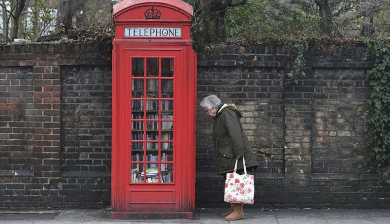 ¿Te atreverías? Cabinas telefónicas en Inglaterra funcionan como mini bibliotecas