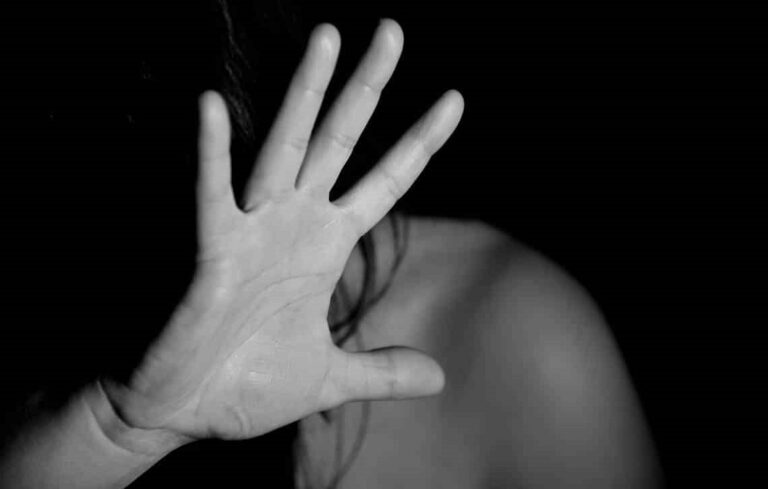 Detenido pervertido que se grabó cuando violaba a su hija