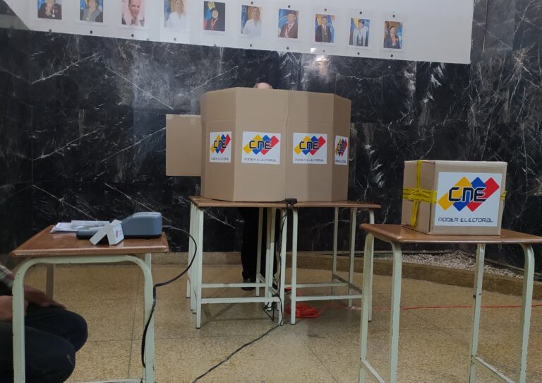 Mesas electorales cerraron a las seis de la tarde por orden del CNE