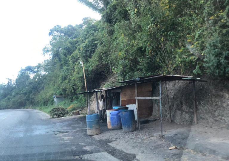 Denuncian construcciones ilegales en la carretera Petare – Santa Lucía