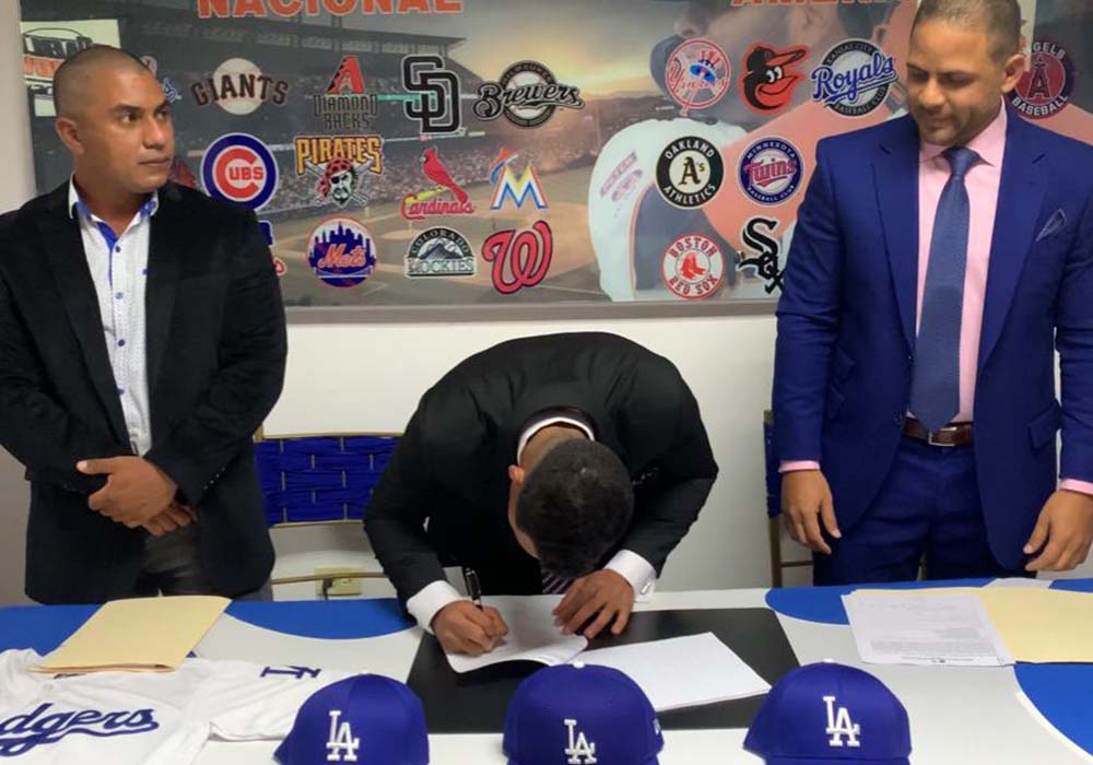 Ángel Díaz firmó con Dodgers