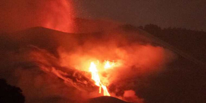 Nueva colada en el volcán La Palma destruye todo a su paso