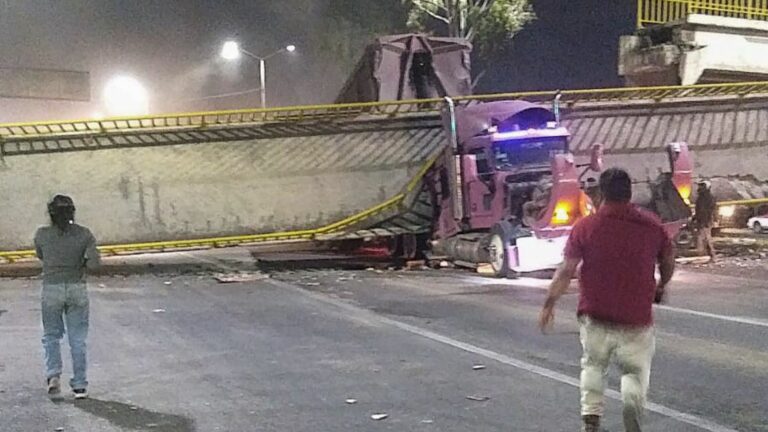 Un tráiler derriba un puente peatonal en autopista México-Texcoco (+video)