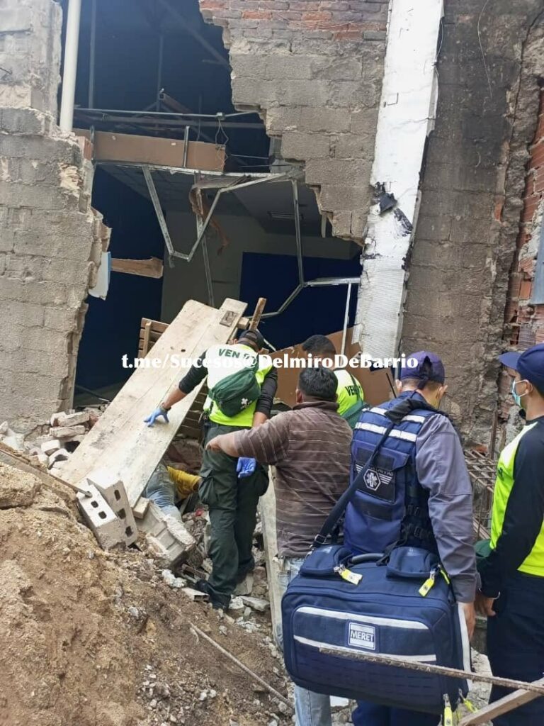 Reportan colapso de una pared en el bulevar de Sabana Grande