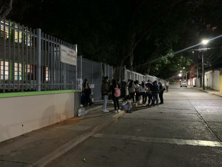 Denuncian retraso en algunos centros de votación en Carabobo y Aragua