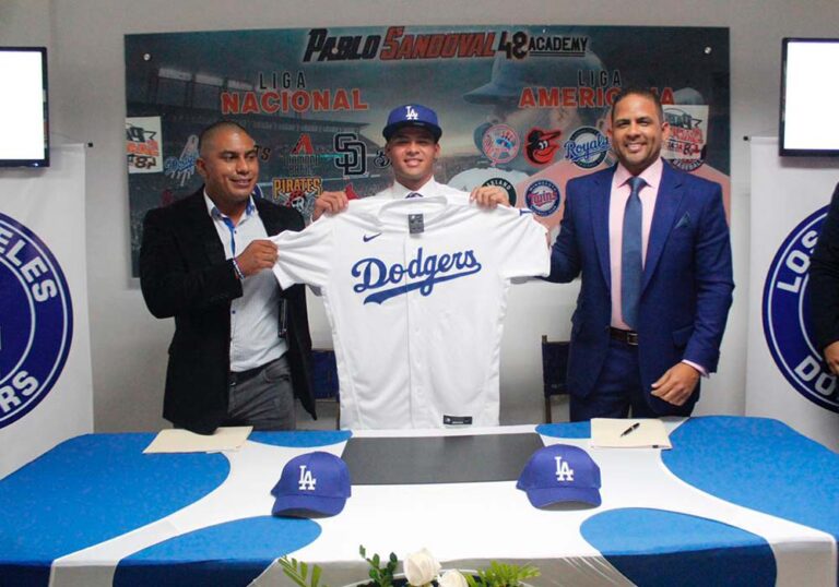 Receptor Ángel Díaz de la academia de Pablo Sandoval firmó con los Dodgers de los Ángeles