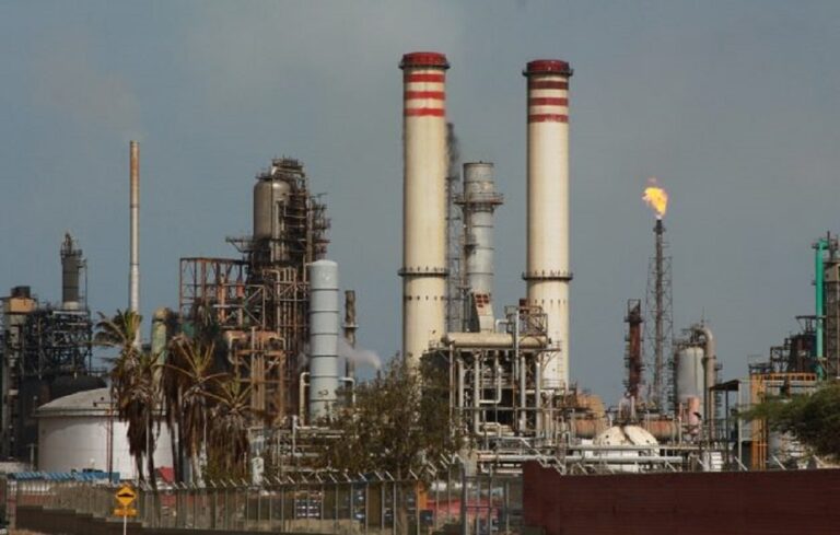 Incendio paralizó dos unidades de producción de gasolina en refinería Amuay