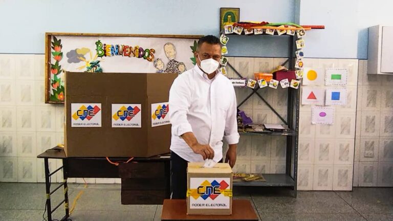 Rubén Limas ya votó en Carabobo e invitó a los electores a sufragar