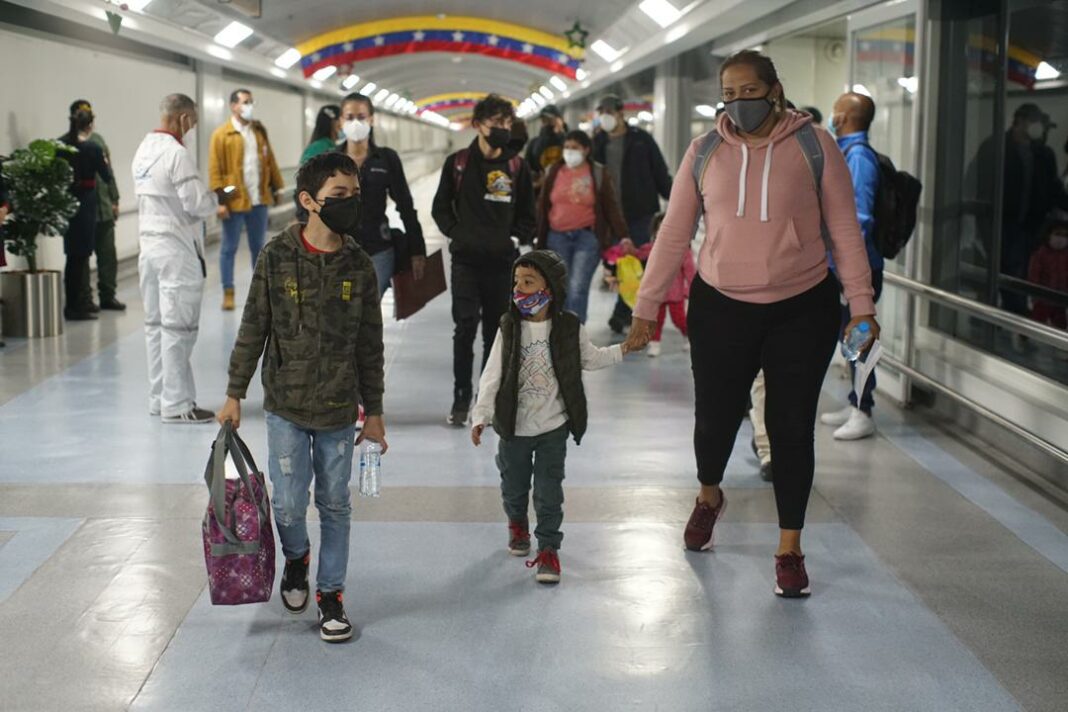 venezolanos retornan desde Perú