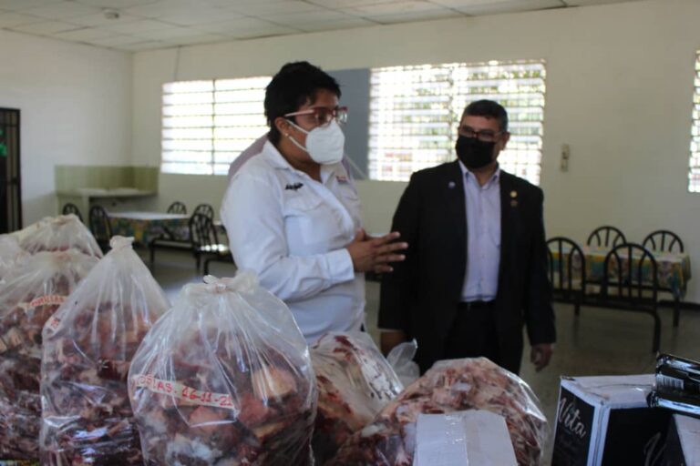 Alcaldesa Ana González entregó donativo de alimentos al asilo San Martín de Porres