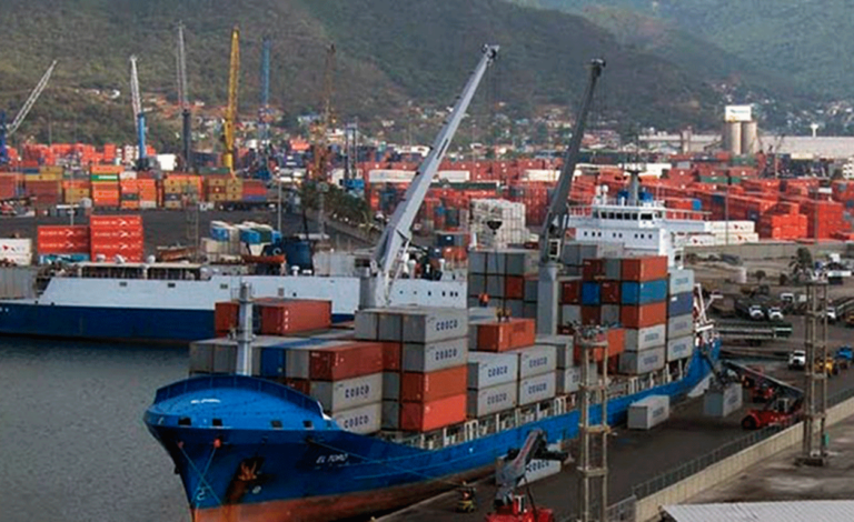 Llega a Venezuela buque con más de 100 contenedores de juguetes