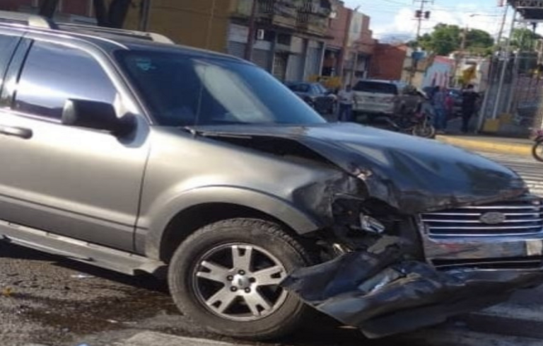 Dos camionetas colisionaron en la Avenida Cedeño (+Fotos)