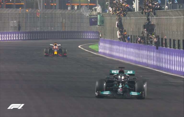 Lewis Hamilton alcanzó a Max Verstappen tras ganar en Arabia Saudita