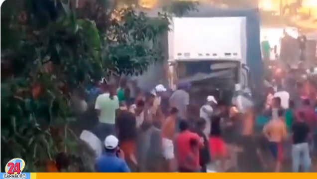 Saqueada una gandola de cervezas en Tinaquillo (VÍDEOS)