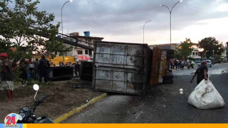 Gandola cargada de hierro se volcó en las cercanías de el Velódromo Máximo Romero +FOTOS