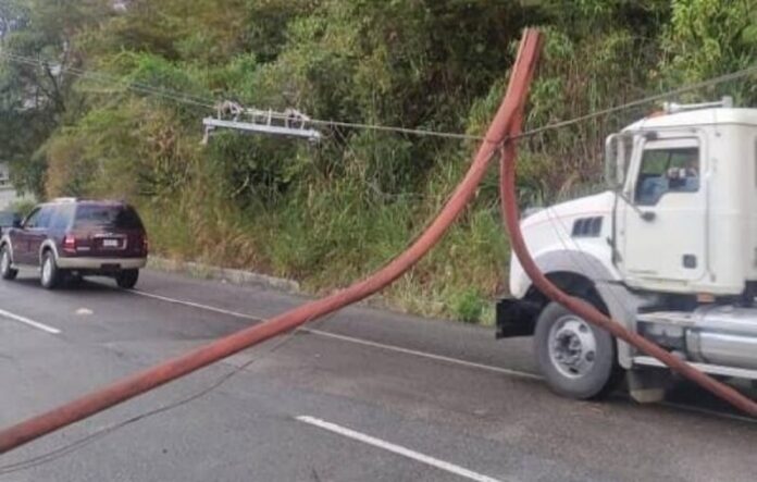 Poste eléctrico colapsó en el tramo Paracotos de la ARC (+FOTOS)
