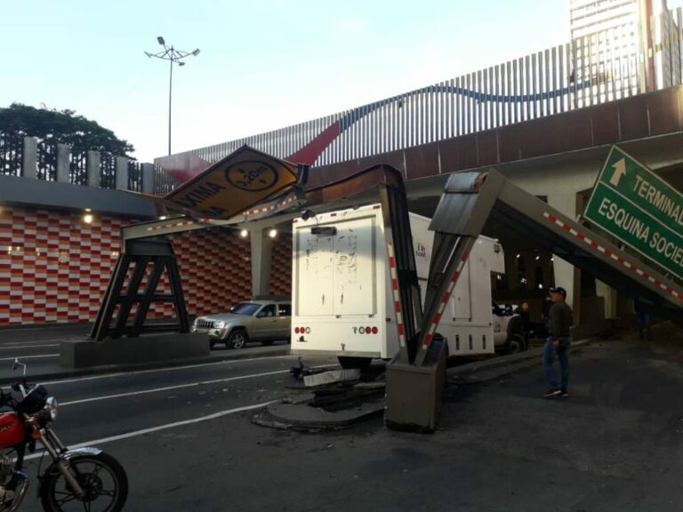 Camión rompió estructura metálica de altura de la avenida Bolívar