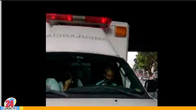 Suceso de una ambulancia en la avenida Baralt conmocionó a Caracas (VÍDEOS)