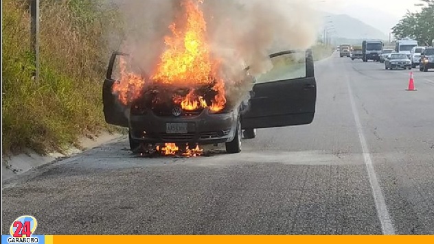 Se incendió un vehículo en la Variante Bárbula Guacara
