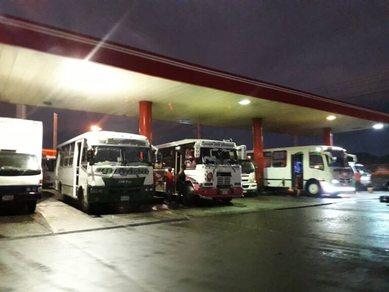 Transportistas venezolanos siguen padeciendo por la falta de gasoil