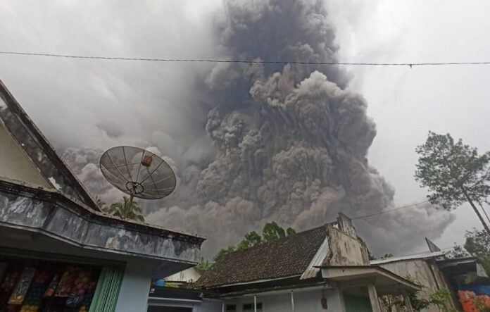Erupción del volcan Semeru causa estragos en Indonesia