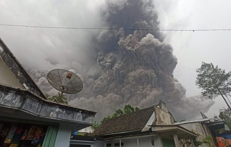 Erupción del volcán Semeru causa estragos en Indonesia (+Video)
