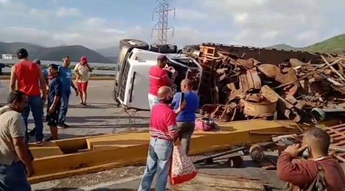 Gandola cargada de chatarra se volcó en Puerto Cabello