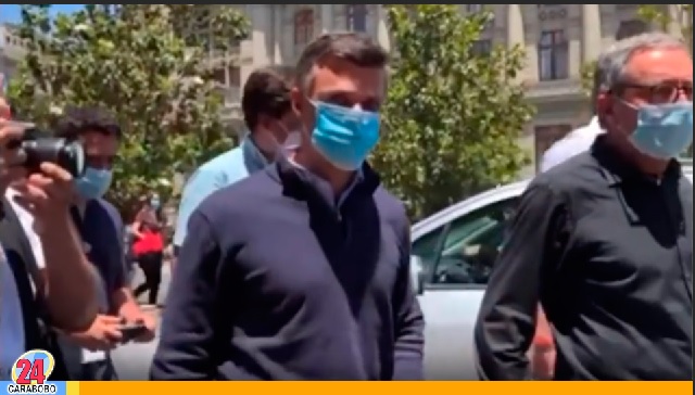 Lanzan huevos a Leopoldo López en su visita a Chile (VÍDEO)