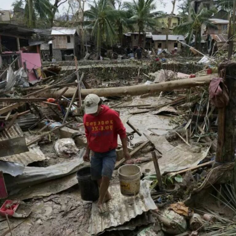 El tifón Rai deja al menos 100 muertos en Filipinas