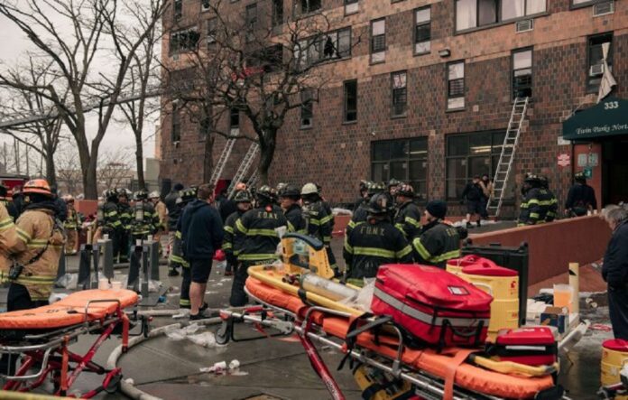 Al menos 19 personas fallecieron tras incendio en un edificio de Nueva York