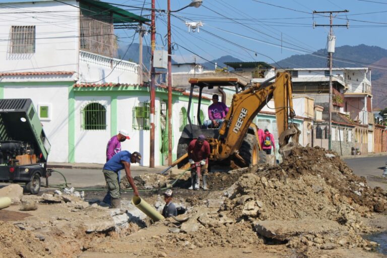 Alcaldesa de Naguanagua supervisó acondicionamiento de drenajes en Barrio Colón