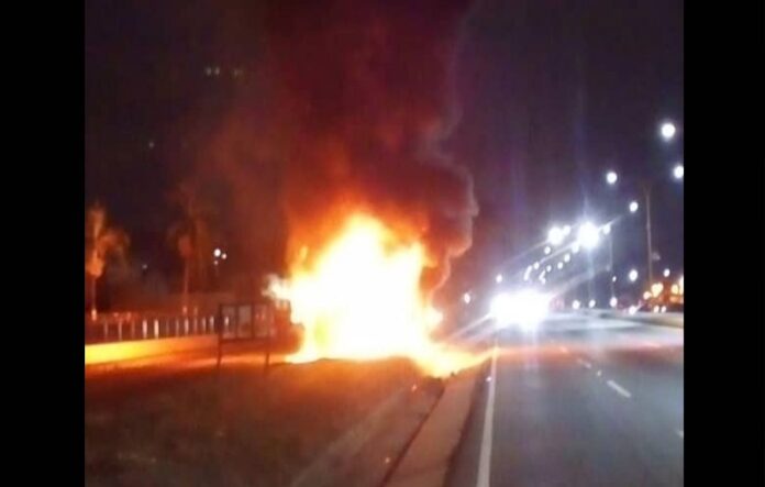 Camión se incendió en la autopista Valencia-Tocuyito