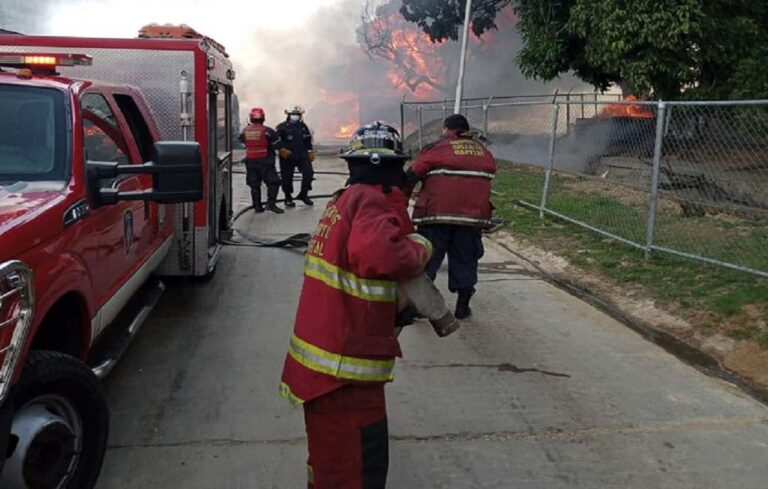 Se incendió una gandola de combustible en Fuerte Tiuna (+Fotos)