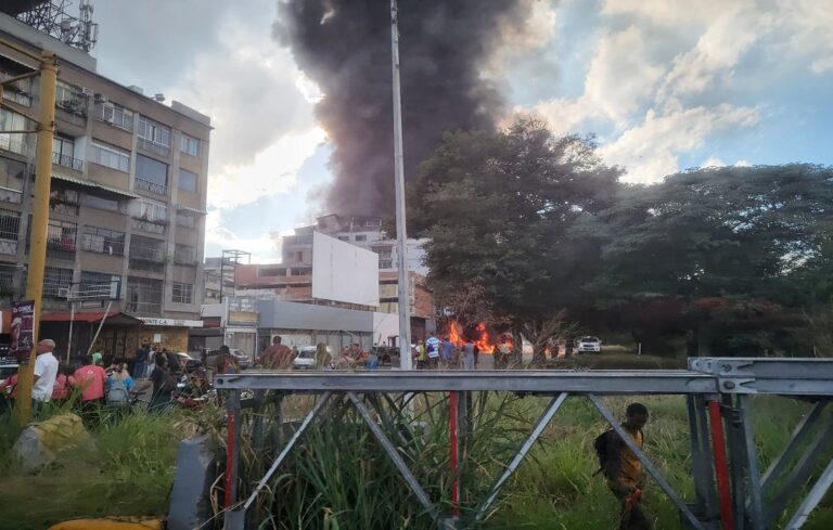 Usuarios reportan un incendio en local de Bello Monte (+Fotos)