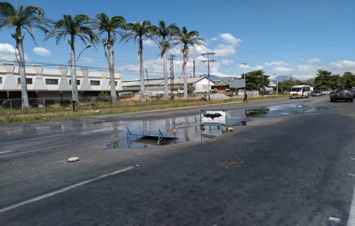 Enorme bote de agua afecta a los conductores en Ciudad Alianza