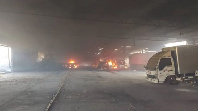 Incendio en la empresa LOGICASA dejó al menos 12 vehículos dañados