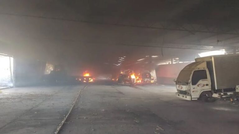 Incendio en empresa LOGICASA dejó al menos 12 vehículos dañados