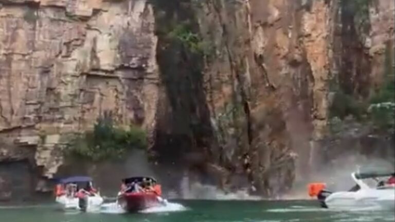 Dos personas murieron luego de que una gran roca cayó sobre varias lanchas en Brasil (+Video)