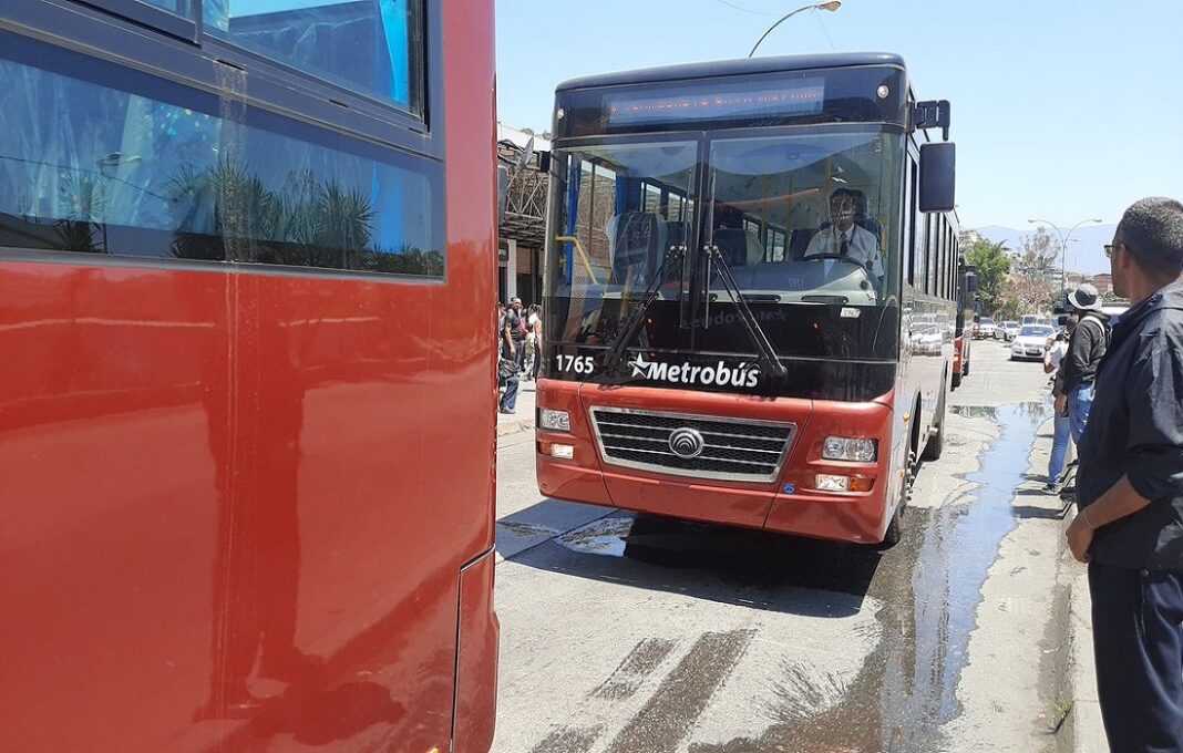 Metrobús provocó una colisión múltiple en Antímano