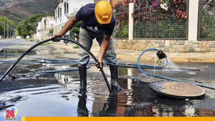 Reparan fallas en tuberías de aguas residuales en Naguanagua