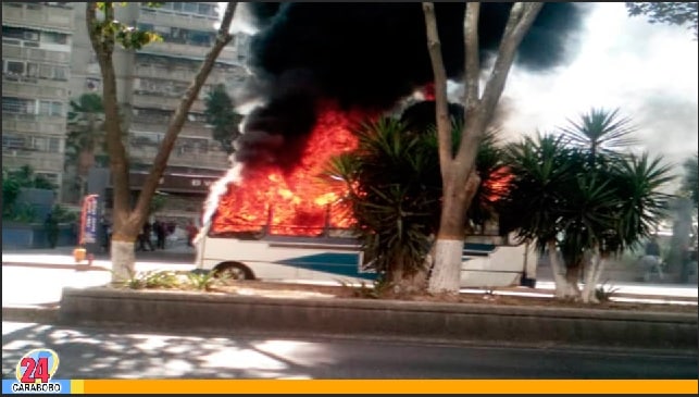 Reportaron incendio de microbús en El Valle Caracas